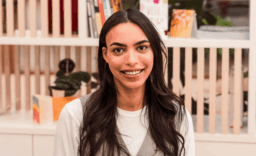 Blije Recruitment Consultant van Bring at Work in het kantoor