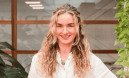 Lachende Recruitment Consultant en planner in de zorg van Bring at Work