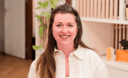 Lachende Recruitment Consultant van Bring at Work
