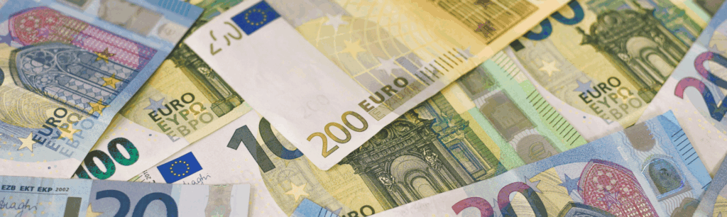 Diverse eurobiljetten verspreid op een tafel