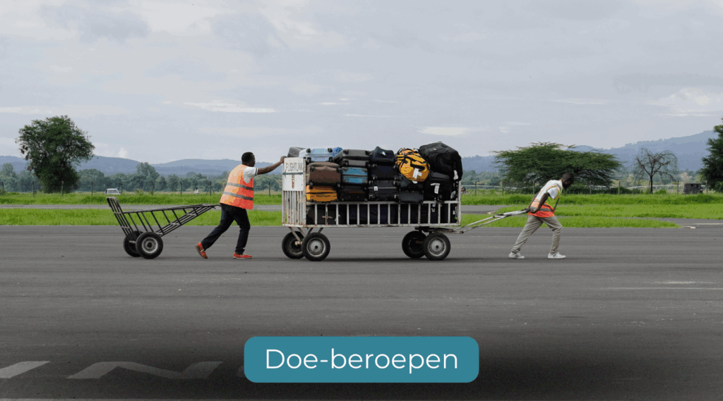 Twee mannen aan het werk die een kar met koffers duwen en trekken op Schiphol