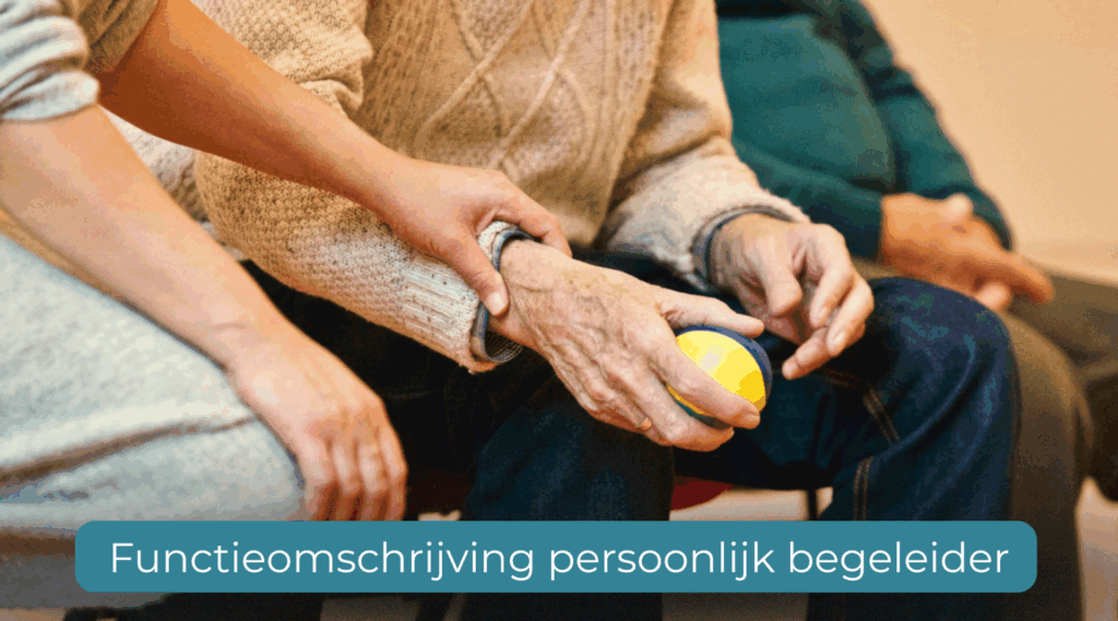 Zorg medewerker die de hand vast houdt van een ouder persoon