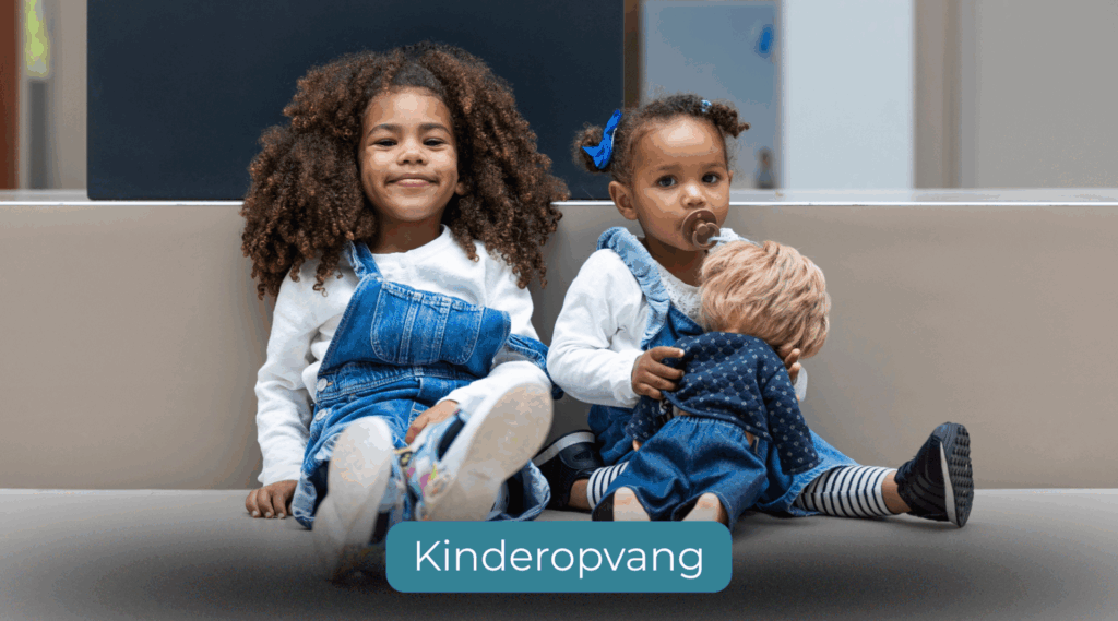 Twee jonge kinderen zitten naast elkaar