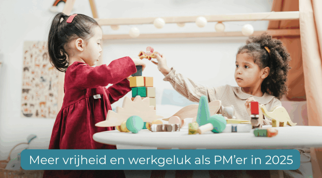 Twee kleine kinderen die spelen op school met blokken