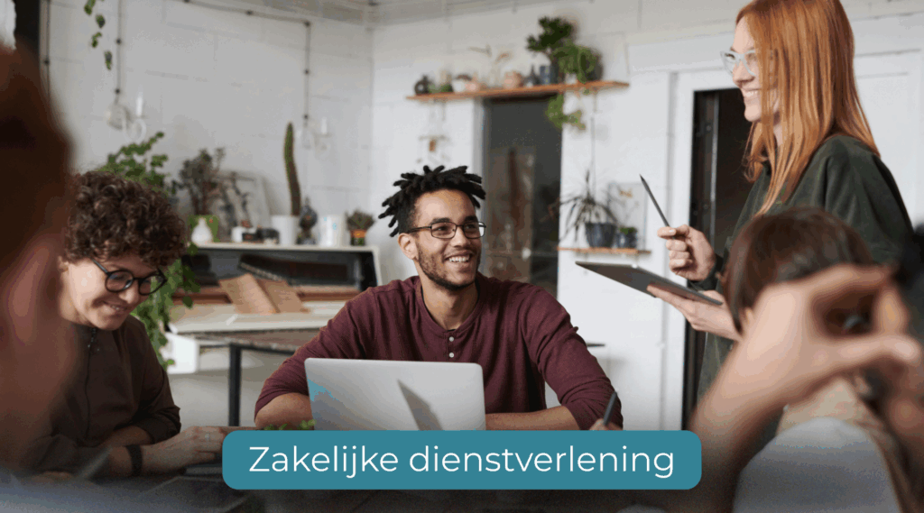 Drie lachende collega's samen in overleg